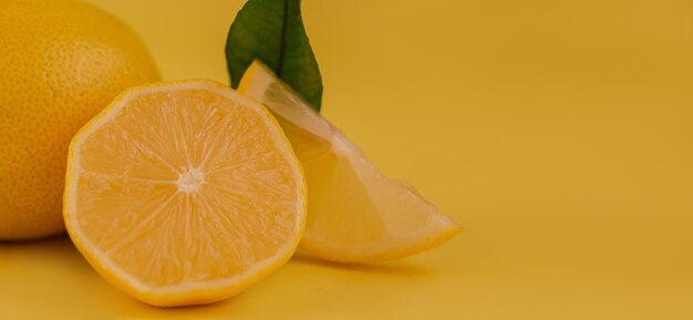 Close-up di fette di limone su sfondo giallo