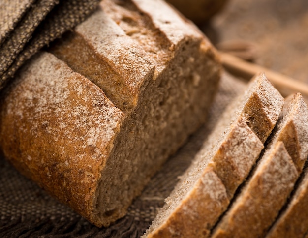 Close up di fette di pane su un tovagliolo di stoffa