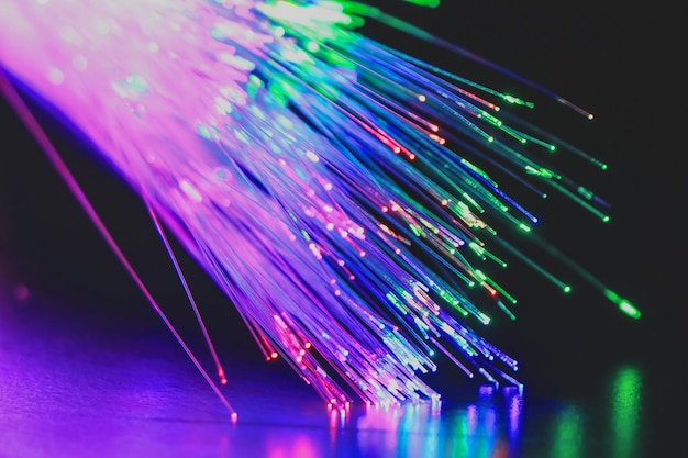 Close-up di fibra ottica illuminata su sfondo nero