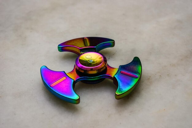 Close-up di fidget spinner sul tavolo