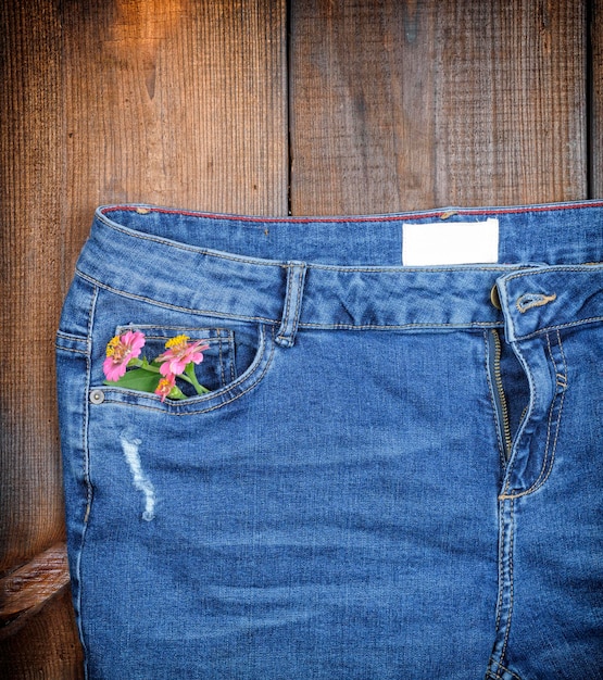 Close-up di fiori in tasche di denim