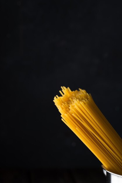 Close-up di foglia gialla su sfondo nero