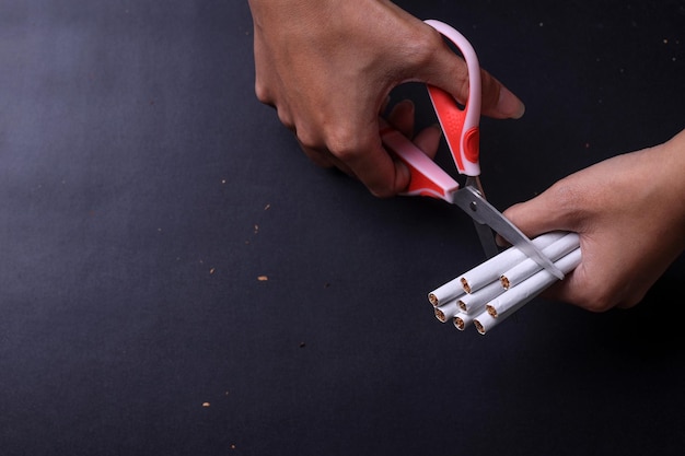 Close up di forbici che tagliano molte sigarette concetto di anti-fumo smettere di fumare e nessun tabacco d