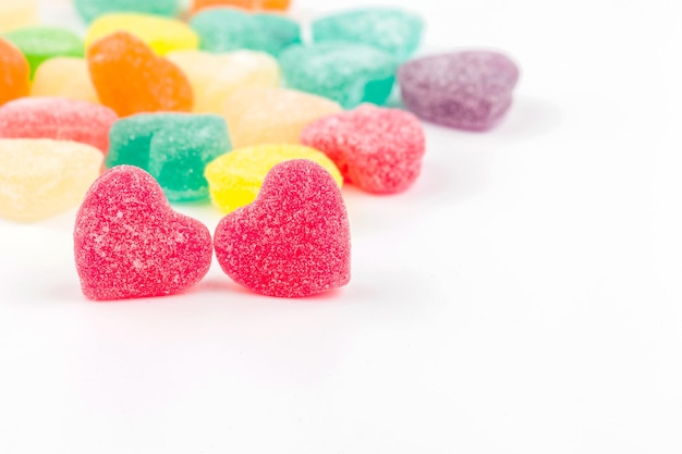 Close-up di forma di cuore multicolore sul tavolo