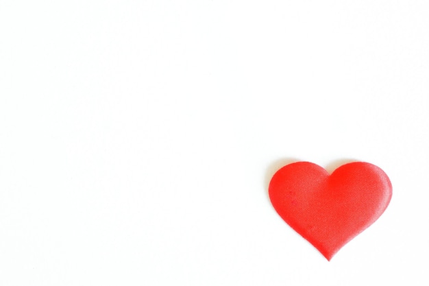 Close-up di forma di cuore su sfondo bianco