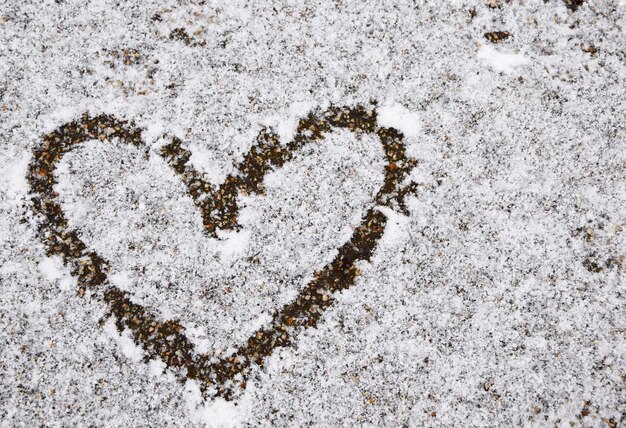 Close-up di forma di cuore sulla neve