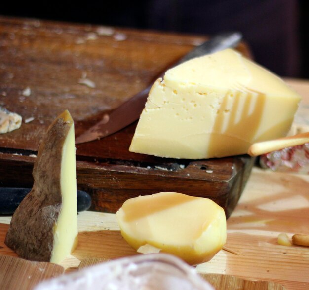 Close-up di formaggio e tavola da taglio sul tavolo