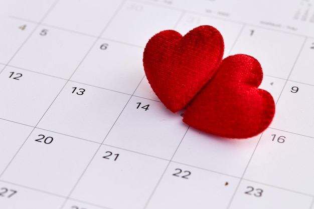 Close-up di forme di cuore rosso sul calendario