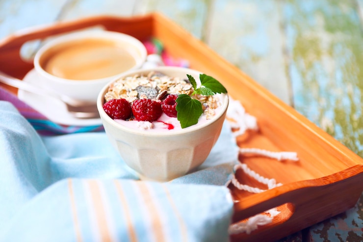 Foto close-up di fragole e caffè sul tavolo