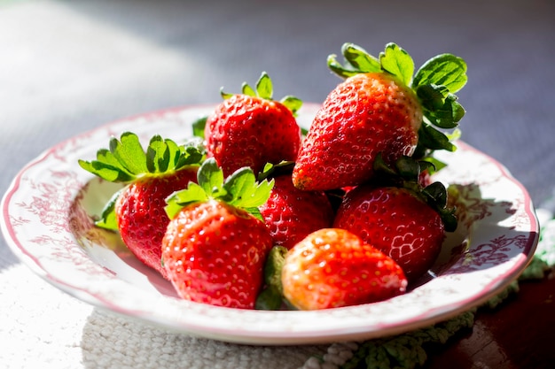 Close-up di fragole fresche in piatto su tavola
