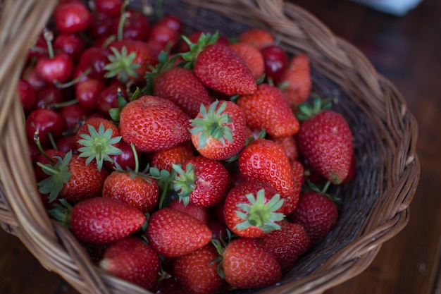 Close-up di fragole in un cesto sul tavolo
