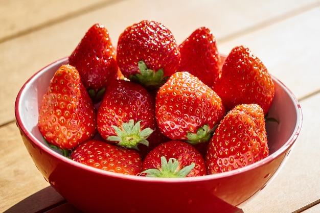 Close-up di fragole in una ciotola su tavola