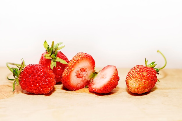 Close-up di fragole sul tavolo da taglio
