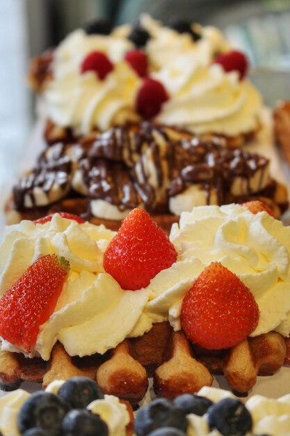 Close-up di frutta e panna montata su waffle