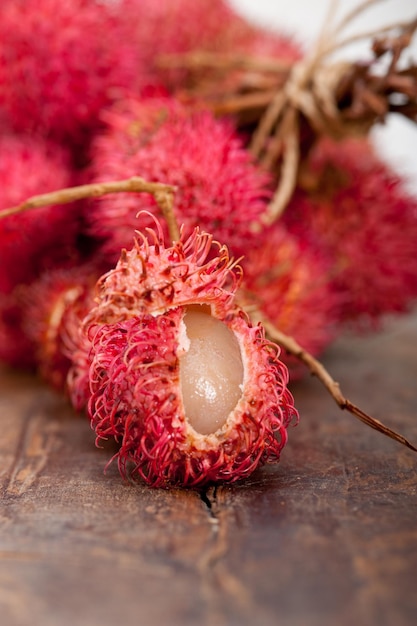 Close-up di frutta rossa sulla tavola