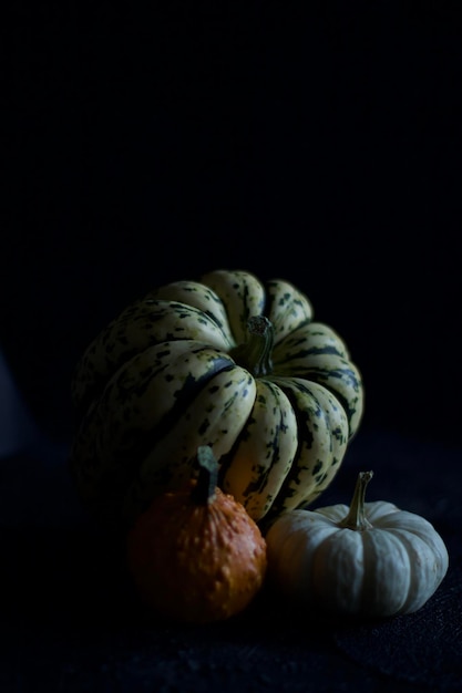 Close-up di frutta su tavola su sfondo nero