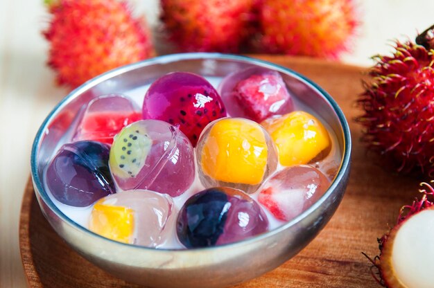 Close-up di gelatina di frutta e rambutan sul tavolo