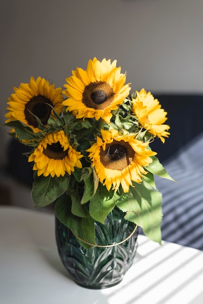 Close-up di girasoli in vaso su tavola