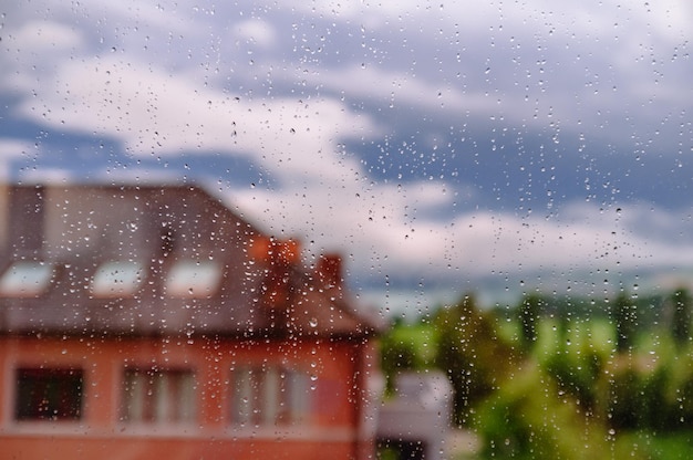 Close-up di gocce d'acqua sul vetro