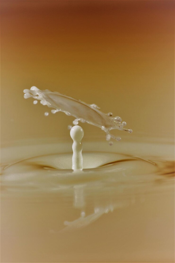 Foto close-up di gocce spruzzate nel latte