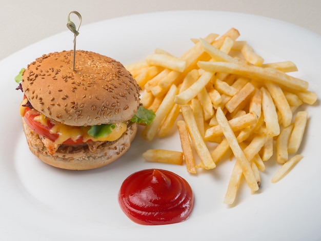 Close-up di hamburger e patatine fritte