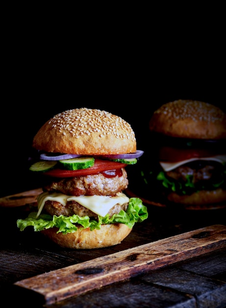 Close-up di hamburger sul tavolino da taglio