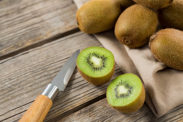 Close-up di kiwi con coltello sulla tavola di legno