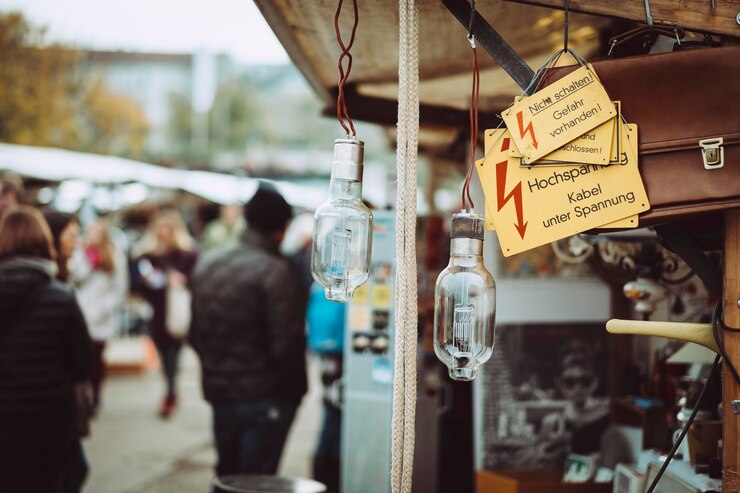 Foto close-up di lampadine appese al mercato
