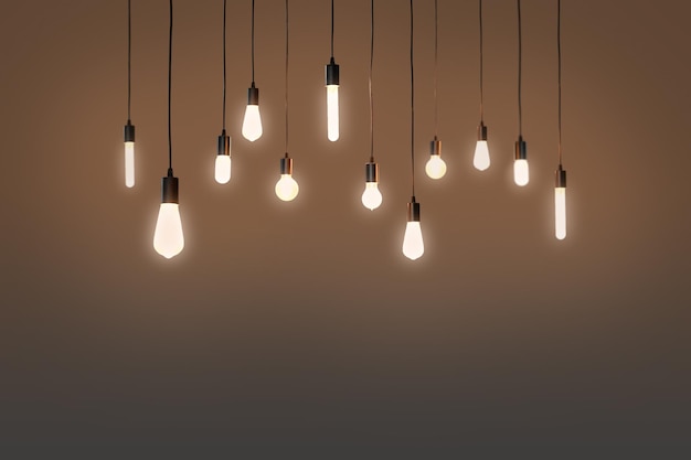 Close-up di lampadine illuminate appese alla parete