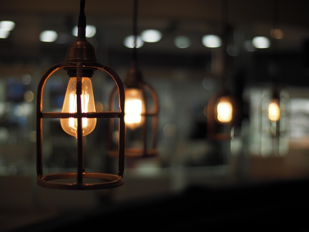 Close-up di lampadine illuminate di notte