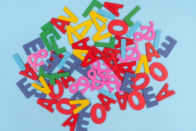 Close-up di lettere multicolori