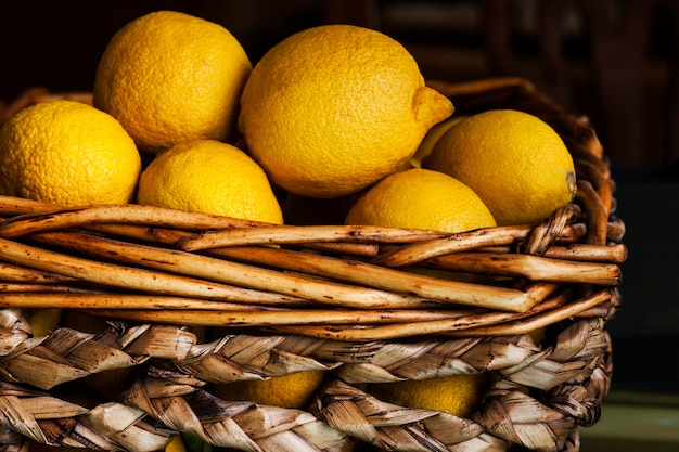 Close-up di limoni in un cesto di vimini