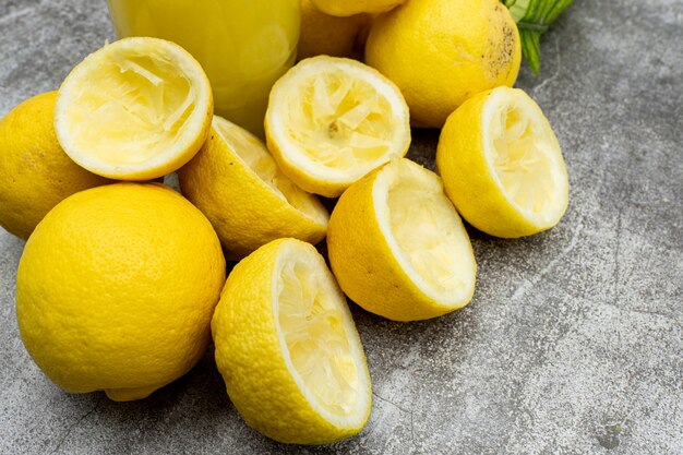 Close-up di limoni spremuti sul piano di lavoro