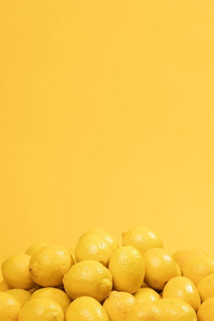 Close-up di limoni su sfondo giallo