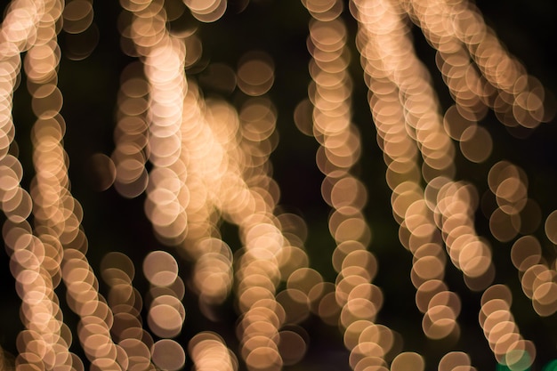 Close-up di luci sfocate illuminate di notte