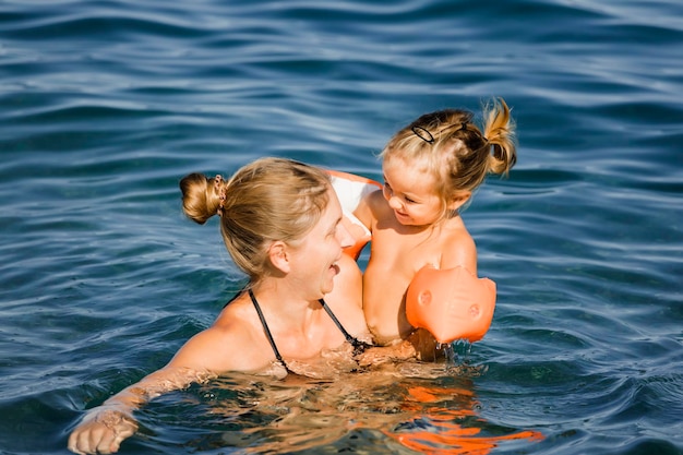 Close-up di madre e figlia in mare