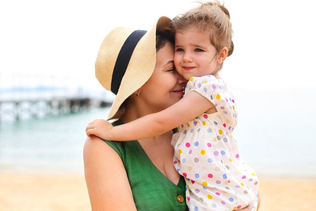 Close-up di madre e figlia in piedi sulla spiaggia