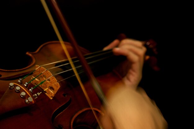 Close-up di mani che suonano il violino