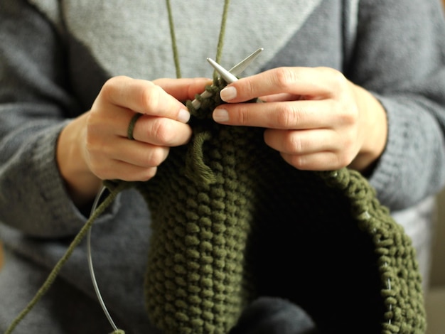 Close-up di mani di donne a maglia