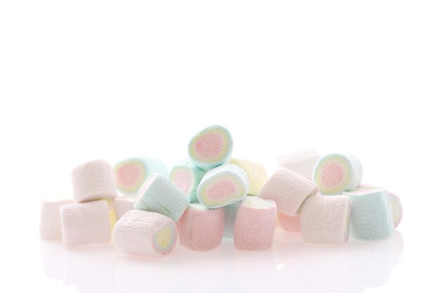 Close-up di marshmallows a forma di cuore su sfondo bianco