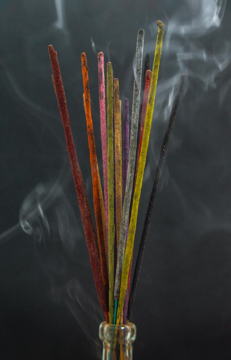 Foto close-up di matite multicolori nel tempio