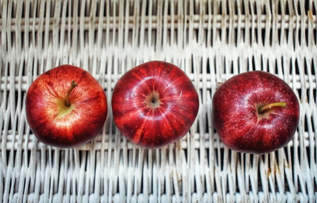 Close-up di mele su fiocco