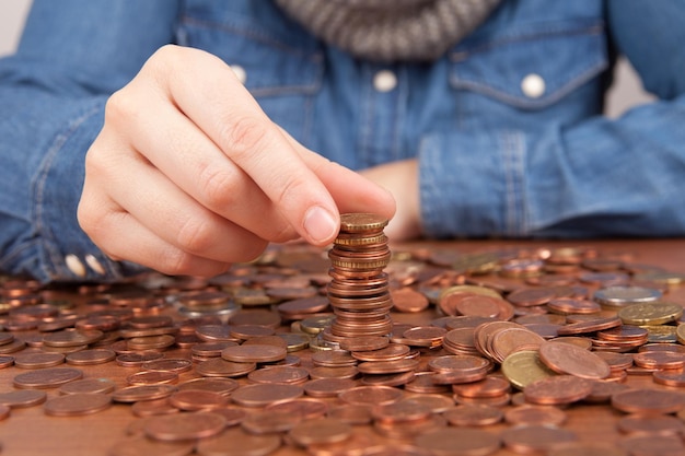 Close-up di monete impilate a mano sul tavolo