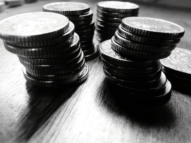 Close-up di monete impilate sul tavolo
