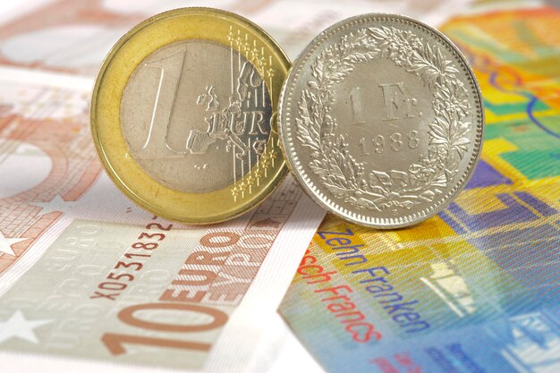 Close-up di monete su valute di carta