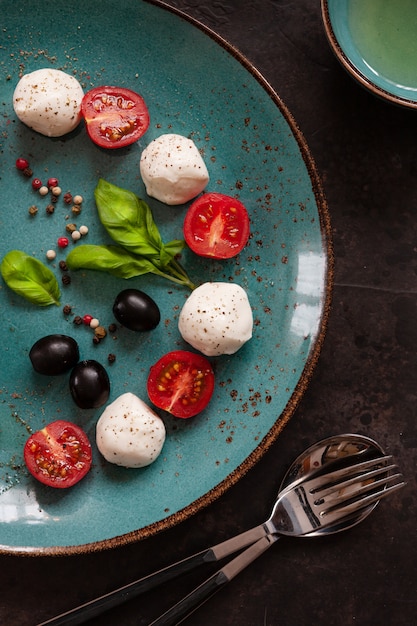 Close-up di mozzarella bianca palla formaggio, olio d&#39;oliva, pomodorini rossi