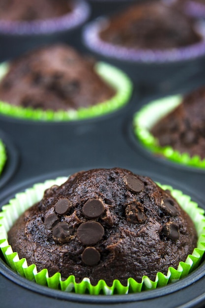 Close-up di muffin al cioccolato nel vassoio