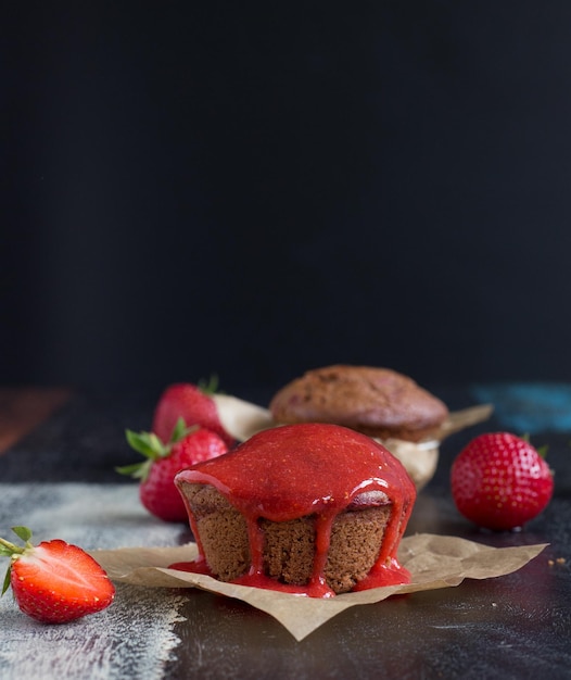 Close-up di muffin con fragole sul tavolo