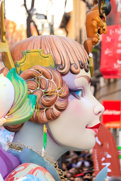 Close-up di ninot colorati nelle Fallas di Valencia, in Spagna