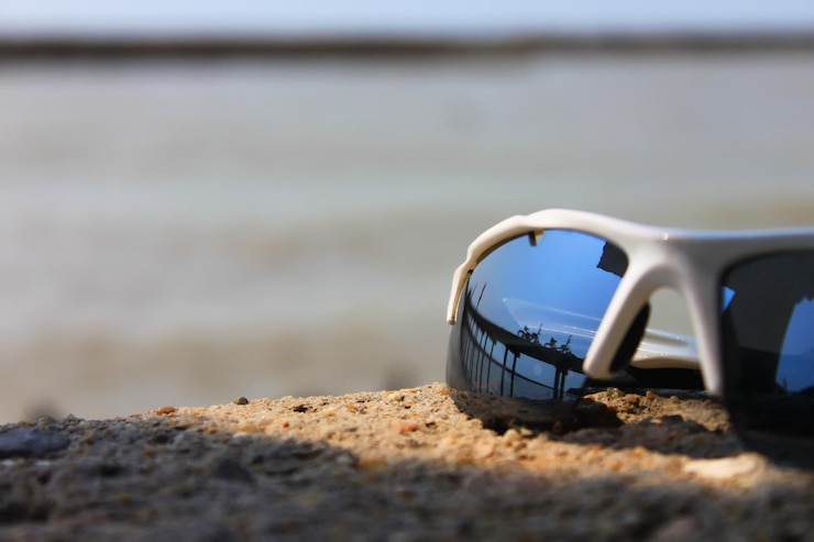 Foto close-up di occhiali da sole sulla spiaggia
